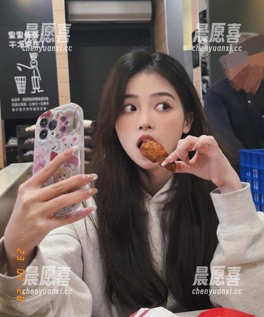 吃瓜网 突破常规不过瘾?www.51cg.fun吃瓜网视频带你体验不一样的猛料拼盘!