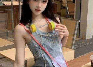 每日吃瓜官网：打工人也能当网红？奇迹就发生在沙发上！