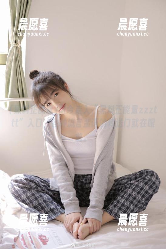 而今走入“黑料正能量zzzttt”入口，各种流言蜚语的传送门就在眼前。